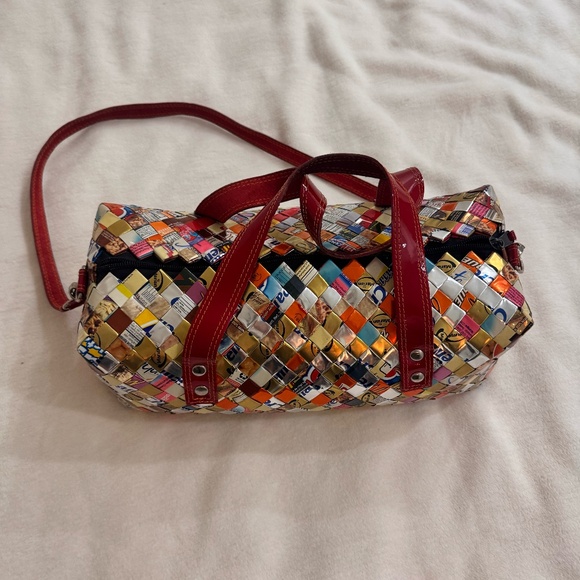Designer bag made out of recycled Mexican candy wrappers - Picture 2 of 3